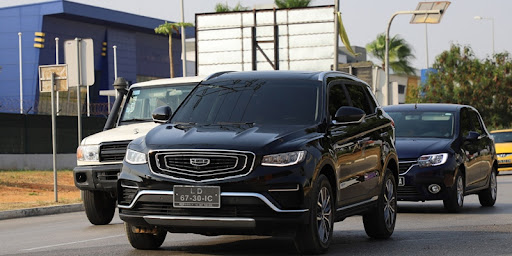 (230620) -- LUANDA, June 20, 2023 (Xinhua) -- This photo taken on June 19, 2023 shows a SUV of Geely Auto, a Chinese automotive maker, cruising on a road in Luanda, Angola's capital. The first edition of Luanda Expo Car 2023 concluded Sunday after five days of exhibition in Luanda, the capital of Angola. 
TO GO WITH "Feature: Chinese cars gain recognition in Angola's auto market" (Xinhua/Lyu Chengcheng)